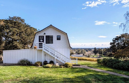 Salem Apartment | Cozy Barn Cottage Retreat nestled in the vineyards of Eola-Amity Hills