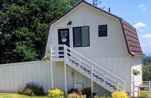 Salem Apartment | Cozy Barn Cottage Retreat nestled in the vineyards of Eola-Amity Hills
