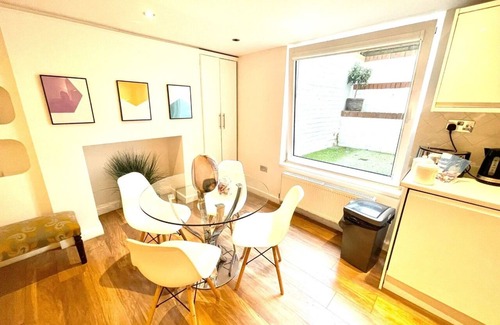 Cambridge City Centre Apartment | Cozy Basement Apthistorical Building Central Cambridge