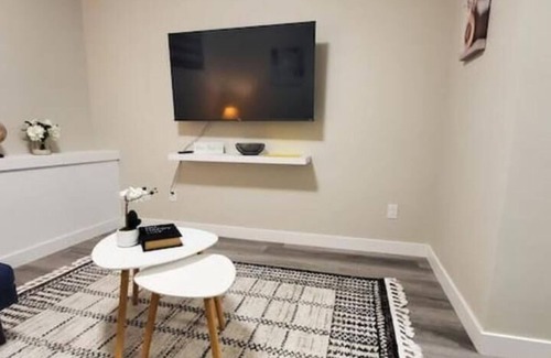 St. James House | Cozy basement suite near Airport