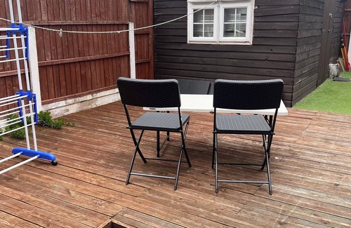 Basildon House | Cozy Basildon Retreat With 3 Bedrooms Free Parking
