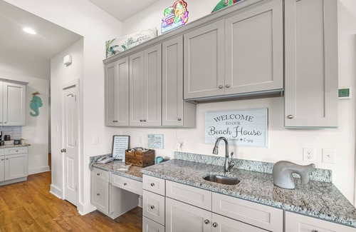 Morgantown House | Cozy Beach Cottage Commercial Ice Machine 5 star reviews for 8 years!