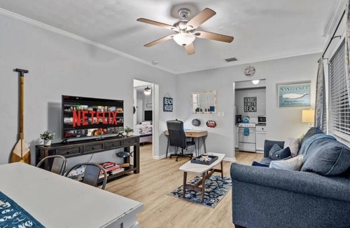 Poinsettia Heights House | Cozy Beach House 7 min to beach & Las Olas restaurants and shops!