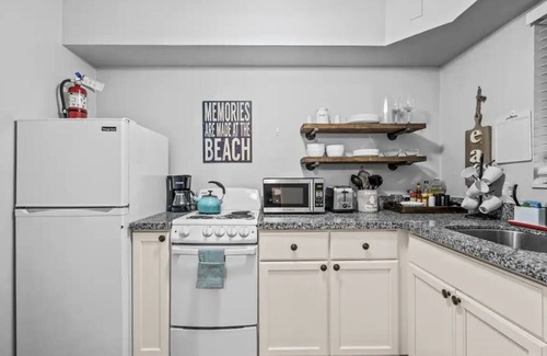 Poinsettia Heights House | Cozy Beach House 7 min to beach & Las Olas restaurants and shops!