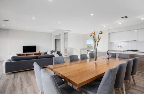 Middleton Apartment | Cozy Beach House - Ocean Views