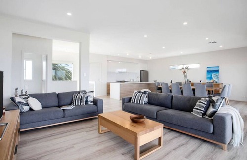 Middleton Apartment | Cozy Beach House - Ocean Views