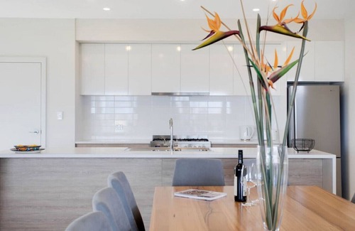 Middleton Apartment | Cozy Beach House - Ocean Views