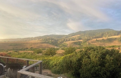 Manchester House | Cozy beach house with panoramic mountain views