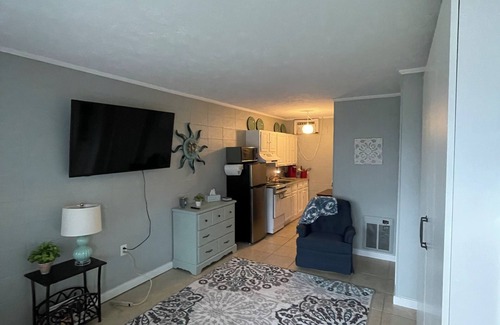 Windy Hill Apartment | Cozy Beach Oasis, 2 min stroll to pristine sand, free parking at your door