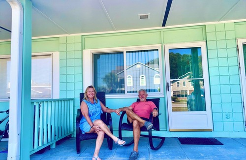 Windy Hill Apartment | Cozy Beach Oasis, 2 min stroll to pristine sand, free parking at your door