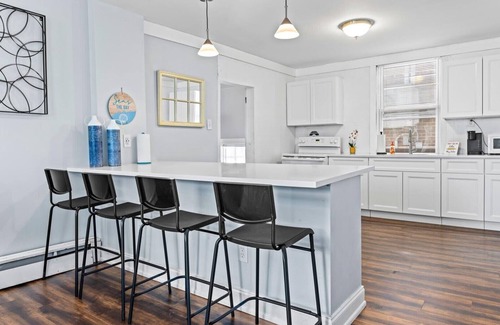 Ventnor City Apartment | Cozy Beach Retreat - 2 Queens + Sofa Bed