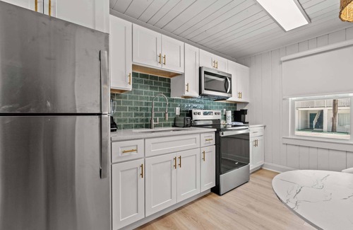 Ash House | Cozy Beachside Bungalow Studio Ideal for Couples