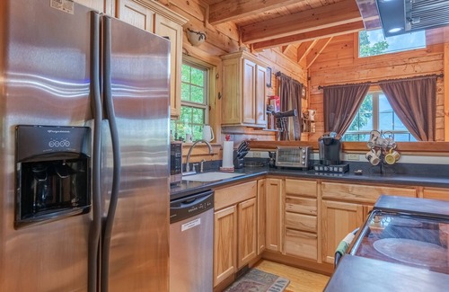 Waynesville Cabin | Cozy Bear Cabin 3 BD 3 BA Private Cabin VIEWS, Expansive Decking, Pool Table