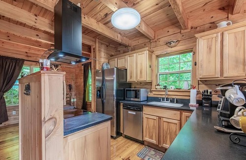 Waynesville Cabin | COZY BEAR CABIN - Private, Cozy, Family Friendly, Mountain Views, Pool Table!
