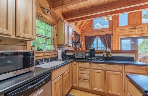 Waynesville Cabin | COZY BEAR CABIN - Private, Cozy, Family Friendly, Mountain Views, Pool Table!
