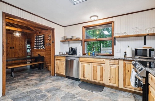 Kabletown Cabin | Cozy Bear-Themed Mountain Cabin in Harpers Ferry with Relaxing Jacuzzi Hot Tub