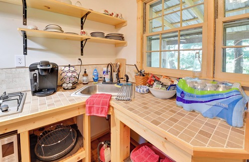 Heidelberg Cabin | Cozy Beattyville Cabin w/Fire Pit & Hot Tub