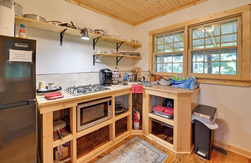 Heidelberg Cabin | Cozy Beattyville Cabin w/Fire Pit & Hot Tub
