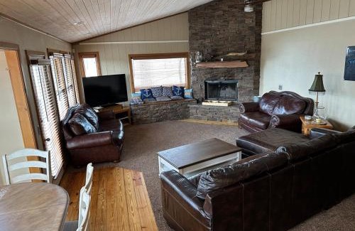 Lowell House | Cozy Beaver Lake Getaway