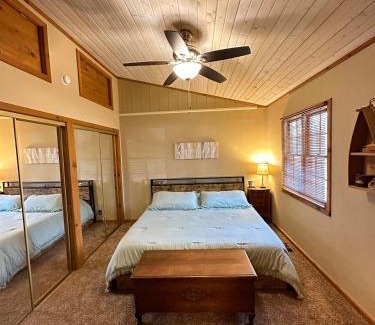 Lowell House | Cozy Beaver Lake Getaway