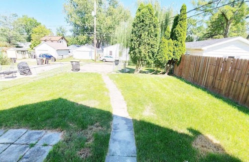 Fort Wayne House | Cozy bedroom B in cute neighbourhood W Free Wi-Fi