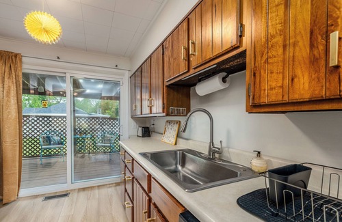 Mount Vernon House | Cozy Bee Hive Cheerful Stay Near Town