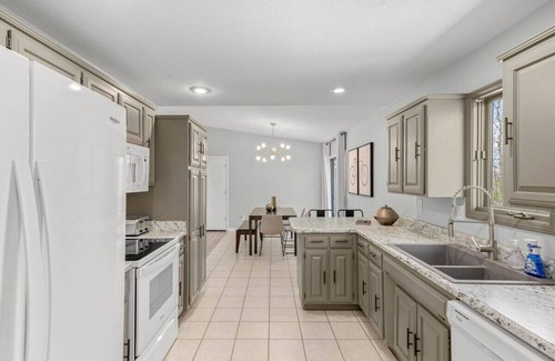 Bella Vista House | Cozy Bike‑In/Out Retreat | Fire Pit, King Bed & Pet‑Friendly