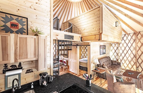 Pigeon Forge Cabin | Cozy Blue-Beary great f/couples or small family, Huge Deck w/Privte Hot Tub