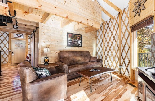 Pigeon Forge Cabin | Cozy Blue-Beary great f/couples or small family, Huge Deck w/Privte Hot Tub