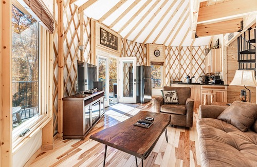 Pigeon Forge Cabin | Cozy Blue-Beary great f/couples or small family, Huge Deck w/Privte Hot Tub