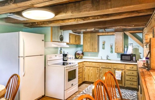Carbon Hill House | Cozy Bremen Cabin with Hot Tub & Outdoor Bliss