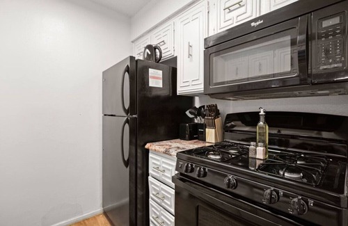 Brentwood Apartment | Cozy Brentwood Studio! |15 Min to 6th, DTX + More!