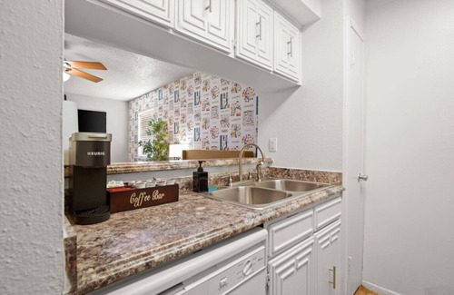 Brentwood Apartment | Cozy Brentwood Studio! |15 Min to 6th, DTX + More!