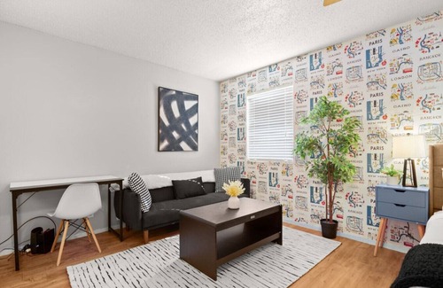 Brentwood Apartment | Cozy Brentwood Studio! |15 Min to 6th, DTX + More!