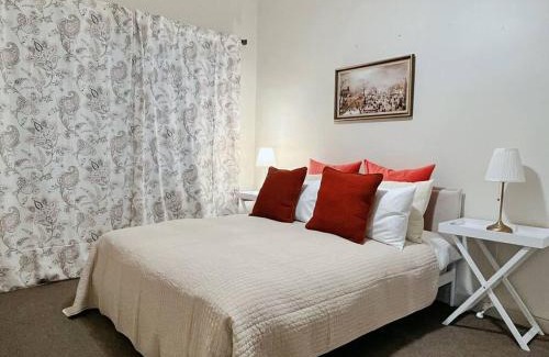 Fullarton Villa | Cozy & Bright Lavender House