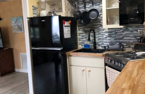 Laurel House | Cozy bungalow in charming Bay Point subdivision 2 minutes to Nokomis beach.