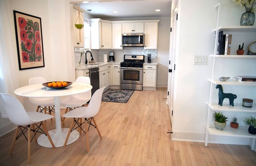 Rolling Acres House | Cozy bungalow in walkable East Nashville with inviting porch