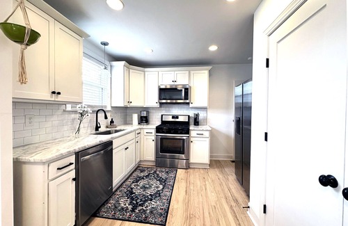 Rolling Acres House | Cozy bungalow in walkable East Nashville with inviting porch