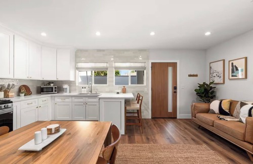 Downey House | Cozy Bungalow near Disney, Knott’s, & DTLA