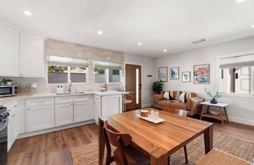 Downey House | Cozy Bungalow near Disney, Knott’s, & DTLA