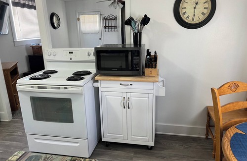 Sterling House | Cozy bungalow with 1 bedroom and WiFi, AC in Sterling,