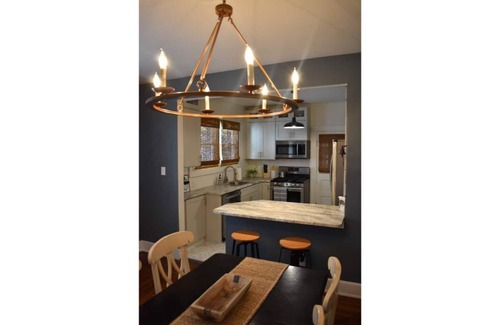 Ludlow House | Cozy bungalow with chef's kitchen near Cincinnati