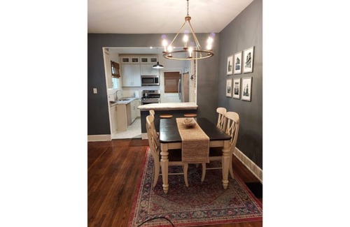 Ludlow House | Cozy bungalow with chef's kitchen near Cincinnati