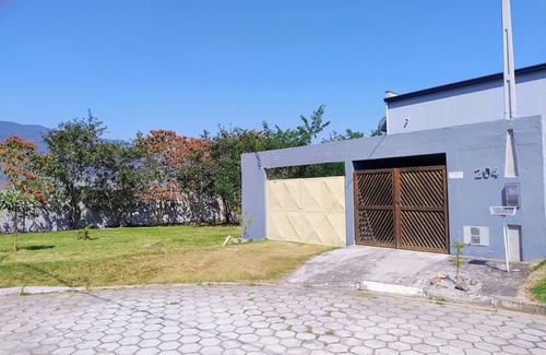 Caraguatatuba Ski Chalet | Cozy Chalet in a Quiet and Safe Condominium with Private Garage