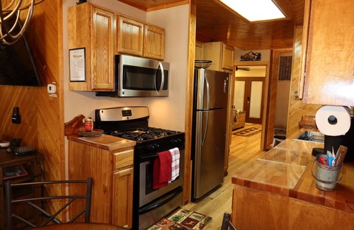 Sugarloaf Cabin | Cozy Cabin, 4 Beds-Dog friendly-15min Drive to to Ski Resort, Fenced yard