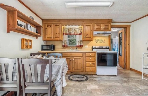 Holden Cabin | Cozy Cabin by the Lake