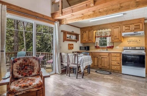 Holden Cabin | Cozy Cabin by the Lake