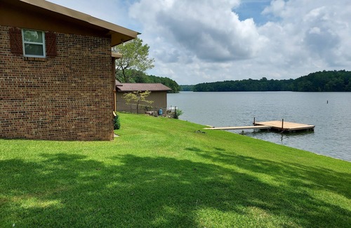 Alexander City House | cozy cabin directly on beautiful Lake Martin