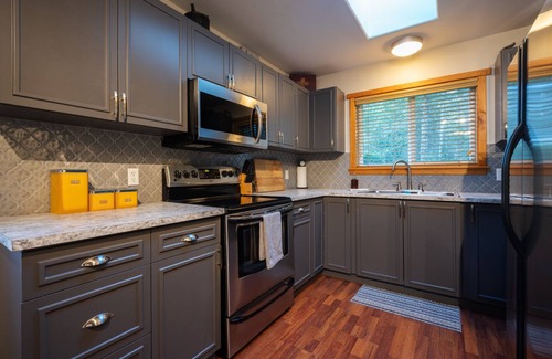 Metchosin Cabin | Cozy Cabin Getaway. Fireplace, king bed, hot tub, Pet OK.