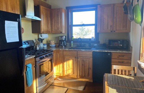 Bozeman Cabin | Cozy cabin in a beautiful mountain valley close to hiking, golf, airport